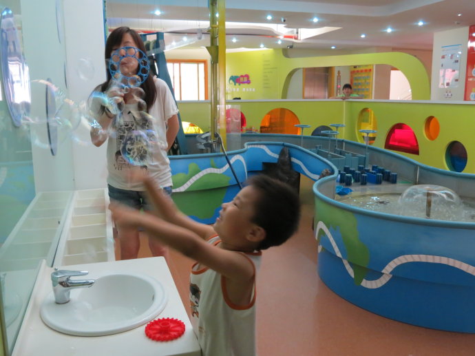 探究幼兒園科技館化學環保活動